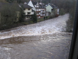 Foto: Pegelstand in Densborn 1,70m, einige Orte im Kylltal hatten mit Hochwasser zu k�mpfen. Eifel-Hochwasser im Herbst 03.12.2007
